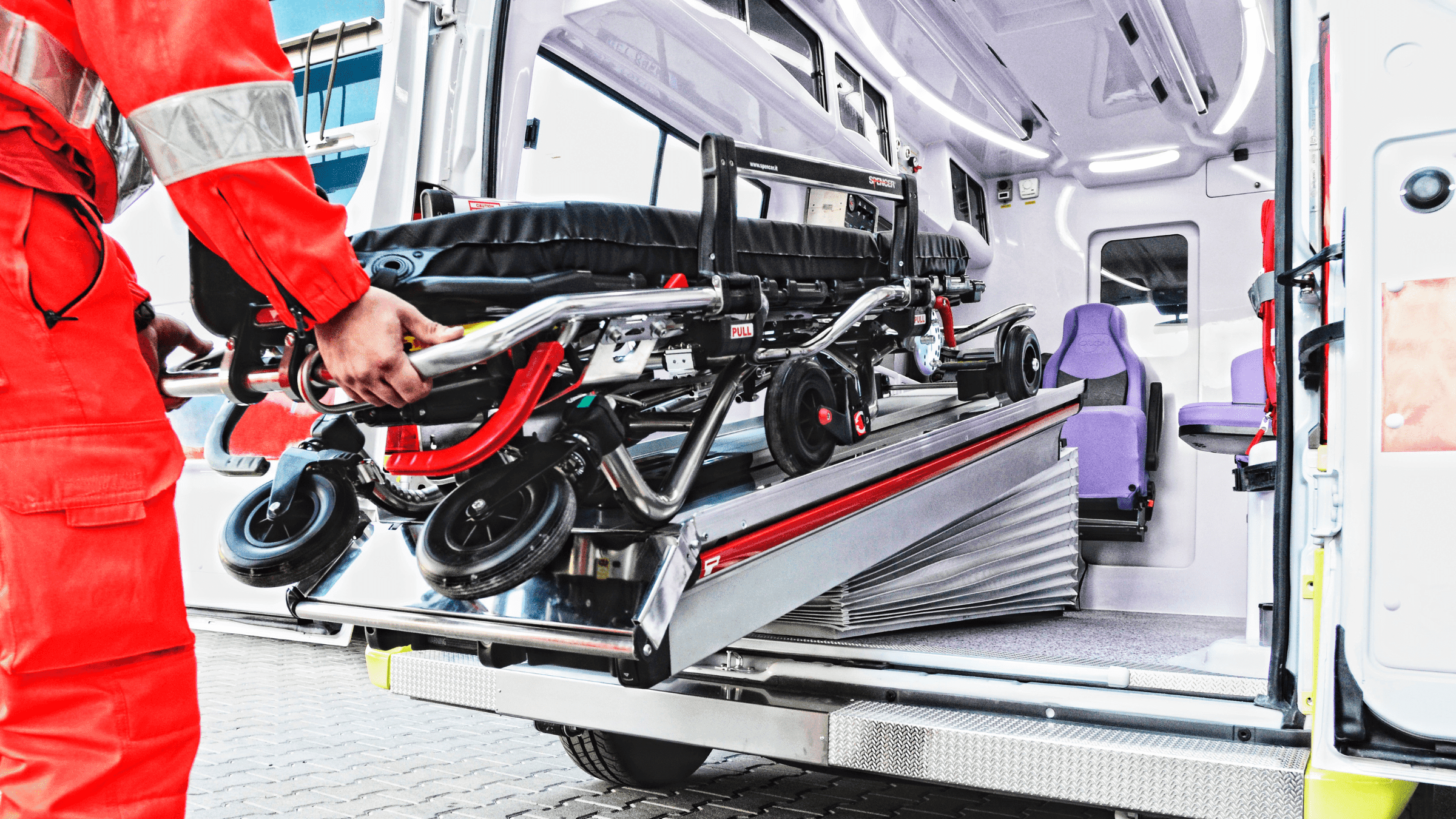 Caricamento barella Spencer in ambulanza